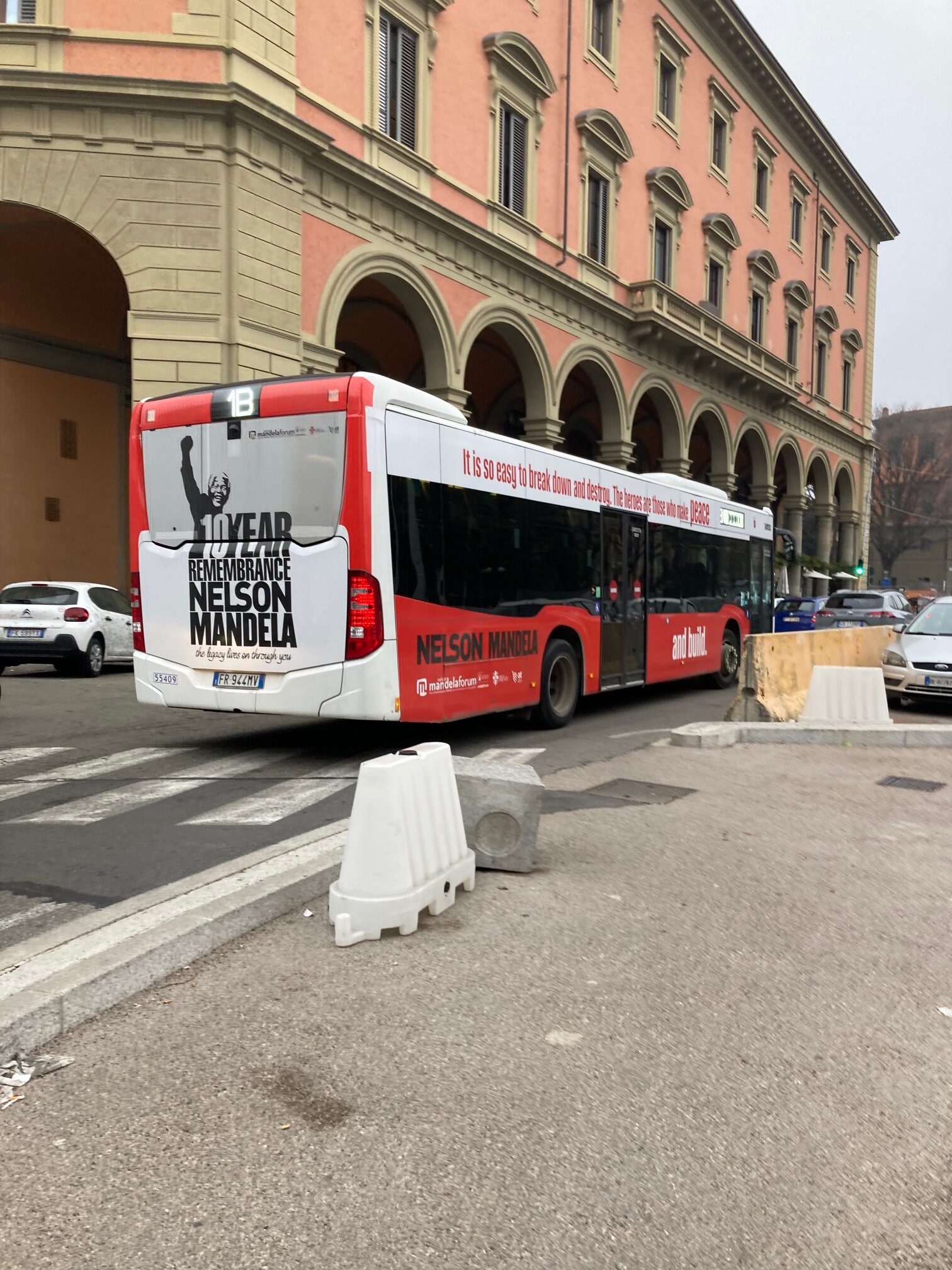 Bus di Autolinee Toscane con messaggio decennale Mandela
